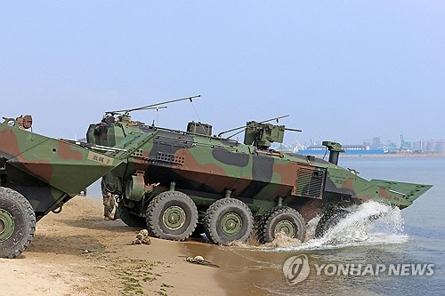 한미 해군·해병대가 경북 포항 일대에서 연합상륙훈련인 2024년 쌍룡훈련을 하는 가운데 25일 포항 해안에서 미 해병대의 최신 차륜형 상륙장갑차 ACV가 바다로 돌진하고 있다.   [연합뉴스]